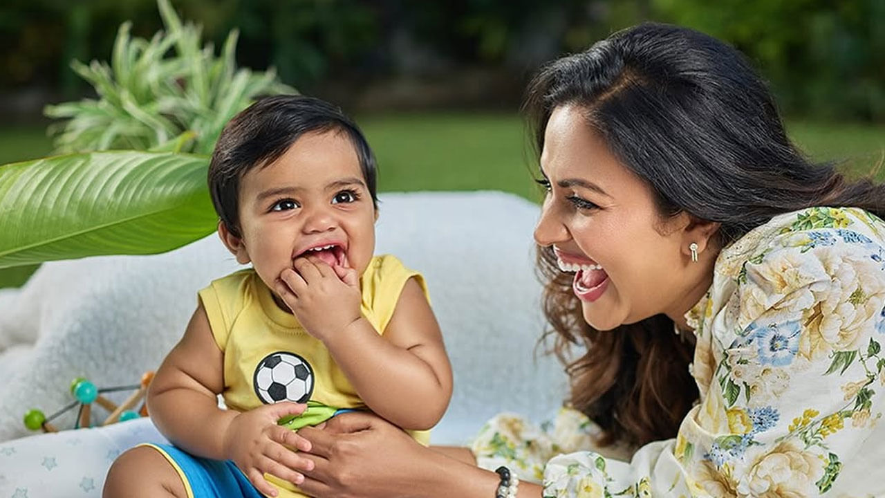 ఇక ప్రెగ్నెంట్ తర్వాత సినిమాలకు బ్రేక్ ఇచ్చిన ఈ అమ్మడు తన భర్త, కొడుకును చూసుకుంటూ,  వారితో ఎంజాయ్ చేస్తుంది. ముఖ్యంగా ఈ ముద్దుగుమ్మ ఎప్పుడూ  తన కొడుకు ఫొటోస్ నెట్టింట్లో తెగ షేర్ చేస్తుంటుంది.