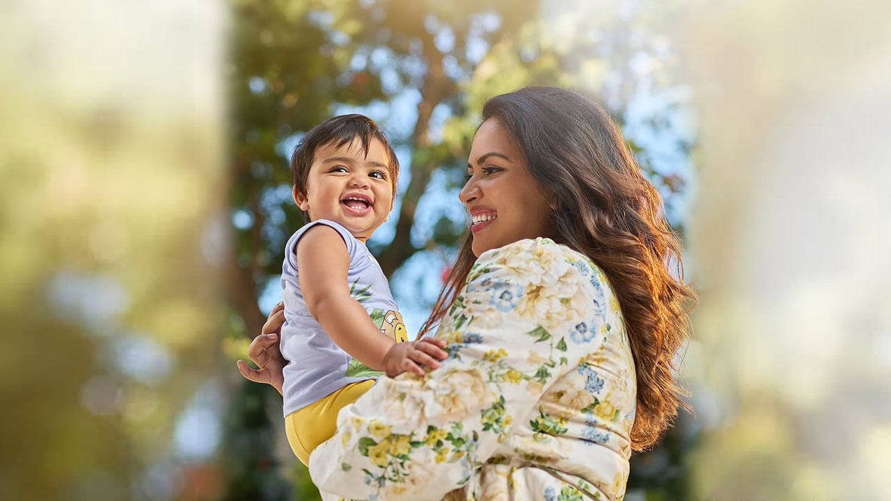 ఈ క్రమంలోనే తాజాగా తన బాబుతో ఎంజాయ్ చేస్తున్న కొన్ని ఫొటోస్‌ను నెట్టింట్లో షేర్ చేసింది. అయితే ఓ బ్రాండ్ ప్రమోషన్‌లో భాగంగా ఈ ముద్దుగుమ్మ తన కొడుకుతో ఉన్న ఫొటోలు నెట్టింట్లో షేర్ చేసినట్లు తెలుస్తోంది.