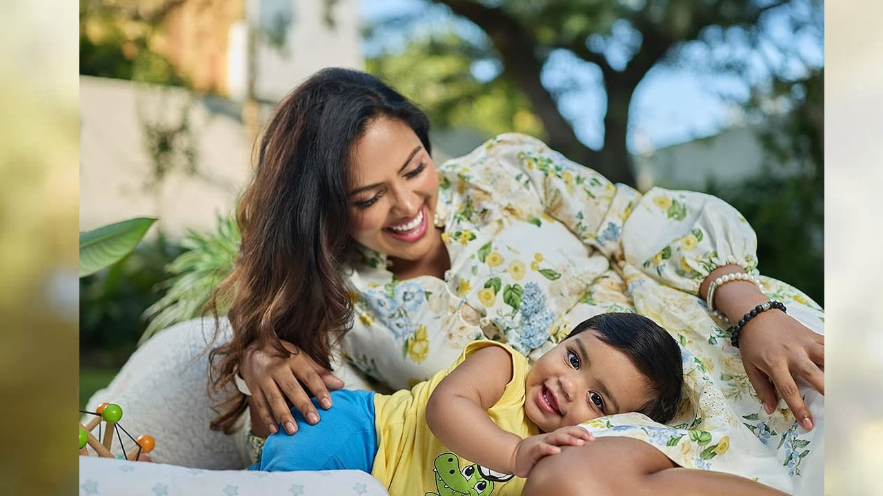  కొడుకుతో కలిసి బ్రాండ్ ప్రమోట్ చేస్తున్న అమలాపాల్‌కు సంబంధించిన ఈ ఫొటోస్ సోషల్ మీడియాలో తెగ వైరల్ అవుతున్నాయి. ఇక ఇవి చూసిన నెటిజన్స్,  క్యూట్ అంటూ కామెంట్స్ చేస్తున్నారు.