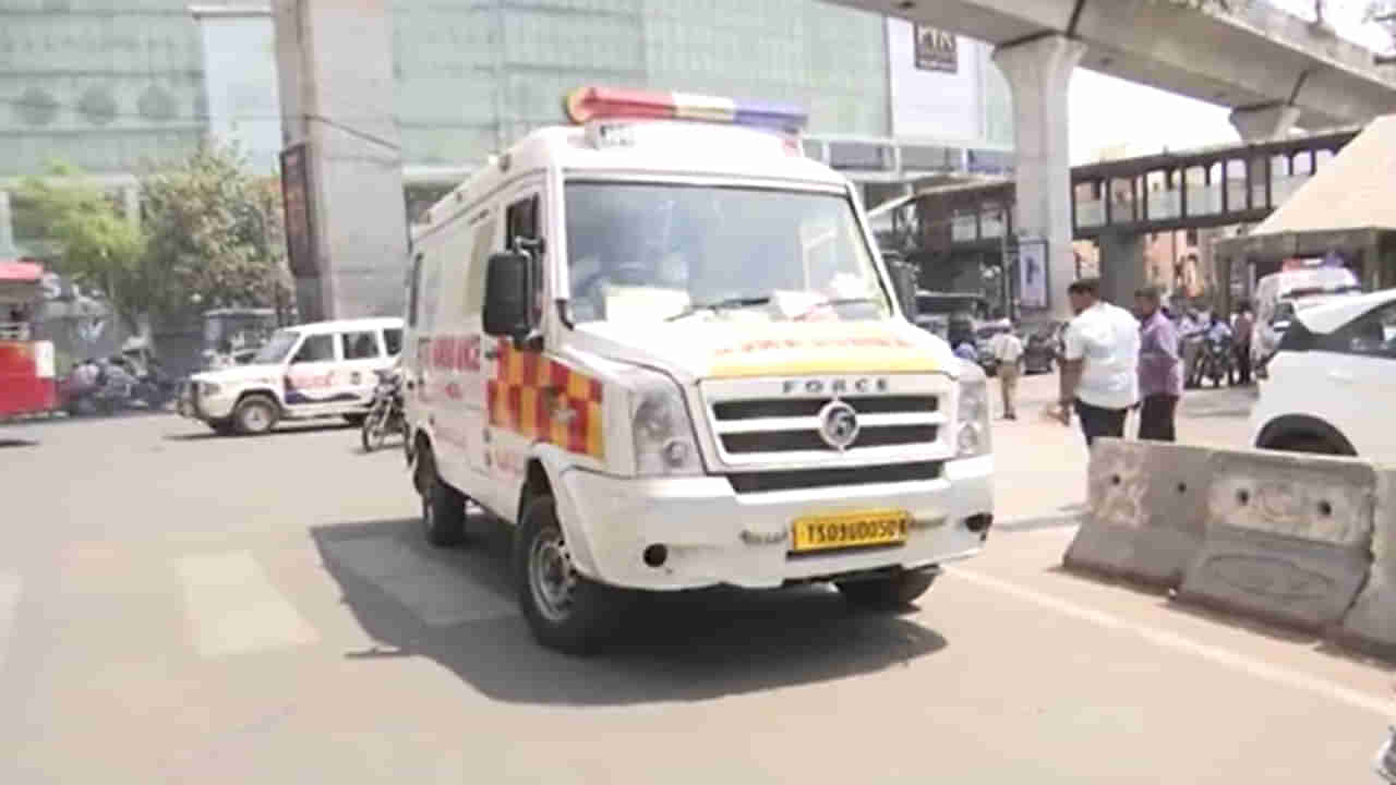 Hyderabad: సైరన్ మోగిస్తూ ఫాస్ట్‌గా దూసుకెళ్తున్న అంబులెన్స్.. పోలీసులు ఆపి చెక్ చేయగా