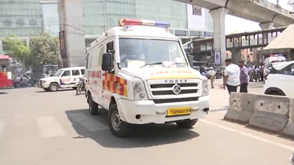 Hyderabad: సైరన్ మోగిస్తూ ఫాస్ట్గా దూసుకెళ్తున్న అంబులెన్స్.. పోలీసులు ఆపి చెక్ చేయగా