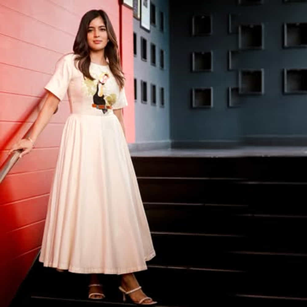 సోషల్ మీడియాలో ఈ చిన్నది చాలా యాక్టివ్ గా ఉంటుంది. రెగ్యులర్ గా ఫోటోలు, వీడియోలు షేర్ చేస్తూ ఆకట్టుకుంటుంది అమృత. తాజాగా ఈ చిన్నది కొన్ని క్రేజీ ఫోటోలను పంచుకుంది. ఈ ఫోటోలు ఇప్పుడు వైరల్ అవుతున్నాయి. 
