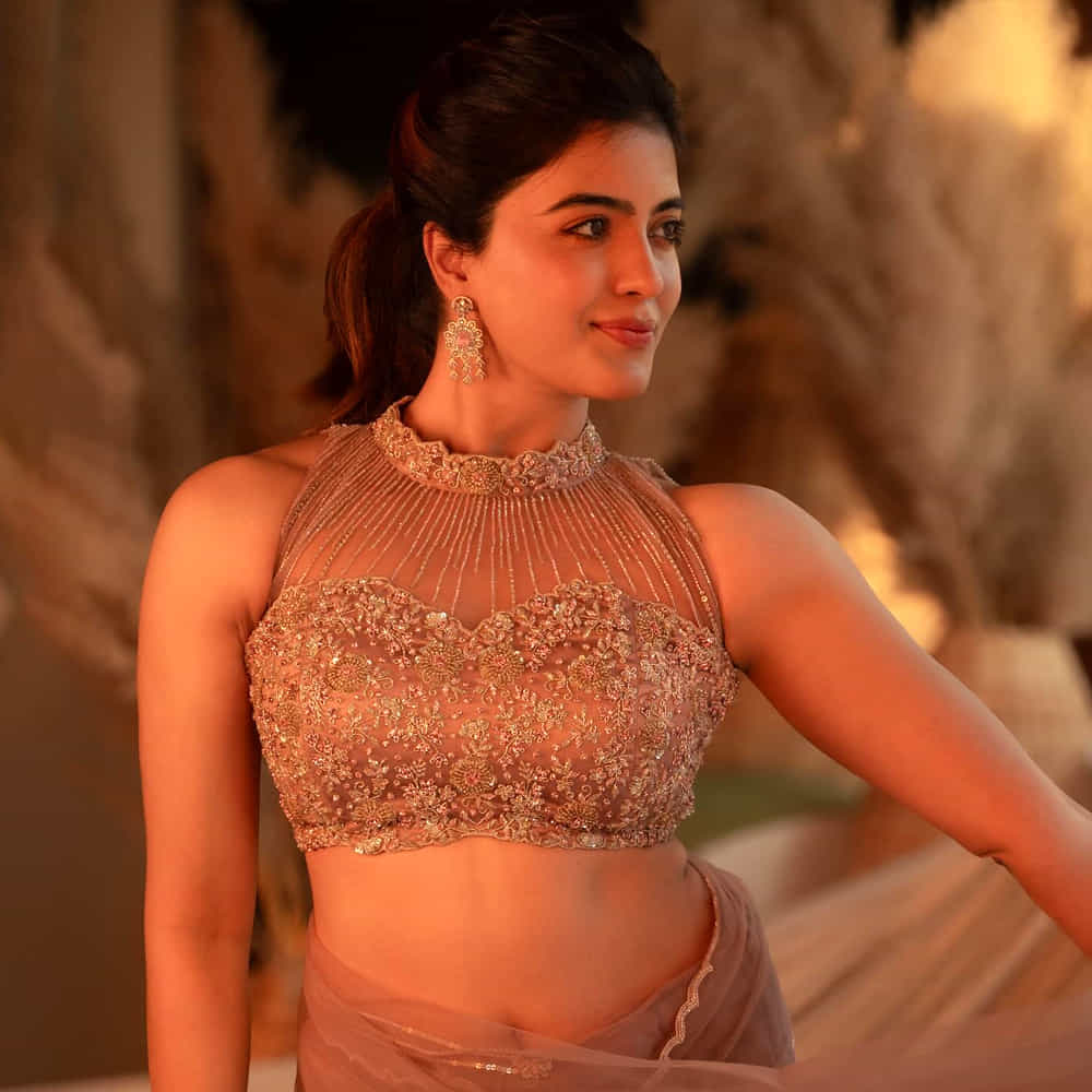 అంతకు ముందు సూపర్ స్టార్ రజినీకాంత్ నటించిన లింగ సినిమాలో సైడ్ యాక్టర్ గా కనిపించింది ఈ భామ. ఇక తెలుగులో రామ్ పోతినేని హీరోగా నటించిన రెడ్ సినిమాతో పరిచయం అయ్యింది. ఈ సినిమా తర్వాత క్రేజీ ఆఫర్స్ అందుకుంది. 