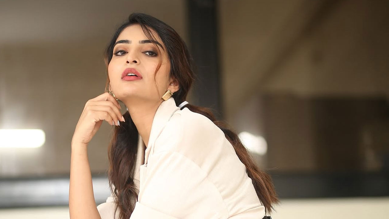 తాజాగా అనన్య నాగళ్ల వైట్ అండ్ బ్లాక్ కలర్ ట్రెండీ డ్రెస్లో ఉన్న క్యూట్ ఫొటోస్ను తన సోషల్ మీడియా అకౌంట్లో షేర్ చేసింది. ఇందులో ఈ ముద్దుగుమ్మ చాలా స్టైలిష్గా క్యూట్గా కనిపిస్తుంది.