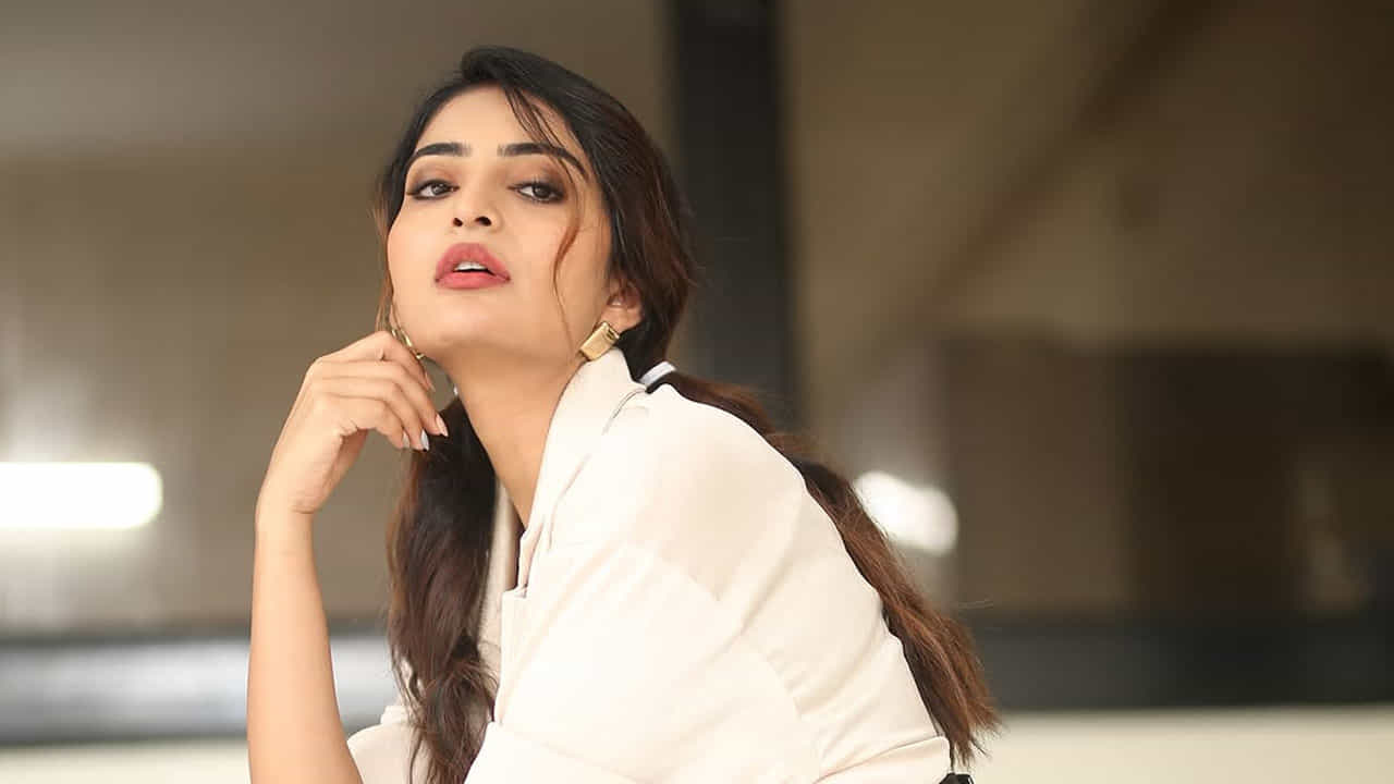 తాజాగా అనన్య నాగళ్ల వైట్ అండ్ బ్లాక్ కలర్ ట్రెండీ డ్రెస్లో ఉన్న క్యూట్ ఫొటోస్ను తన సోషల్ మీడియా అకౌంట్లో షేర్ చేసింది. ఇందులో ఈ ముద్దుగుమ్మ చాలా స్టైలిష్గా క్యూట్గా కనిపిస్తుంది.