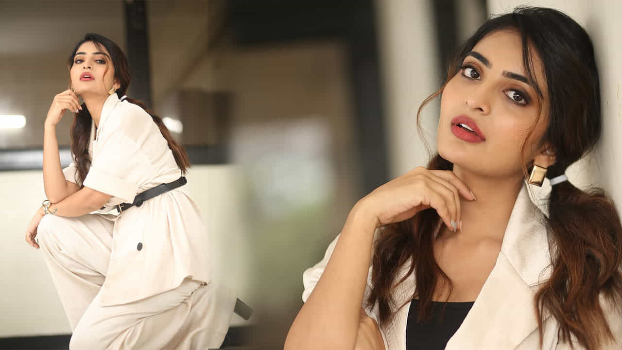 దీంతో తన అభిమానులు, క్యూట్, బ్యూటిఫుల్ అంటూ కామెంట్స్ చేస్తున్నారు. ప్రస్తుతం ఈ ఫొటోస్ నెట్టింట తెగ వైరల్ అవుతున్నాయి. మరి మీరు కూడా ఈ ఫొటోస్ పై ఓలుక్ వేయండి.