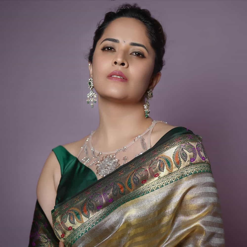 ఆ తర్వాత యాంకర్ గా మారి పలు షోలతో ప్రేక్షకులను ఆకట్టుకుంది. జబర్దస్త్ కామెడీ షో ద్వారా చాలా పాపులర్ అయ్యింది. ఆ తర్వాత సినిమాల్లో నటిస్తూ మంచి క్రేజ్ తెచ్చుకుంది. సుకుమార్, రామ్ చరణ్ కాంబోలో వచ్చిన రంగస్థలం సినిమాతో ఫేమస్ అయ్యింది.