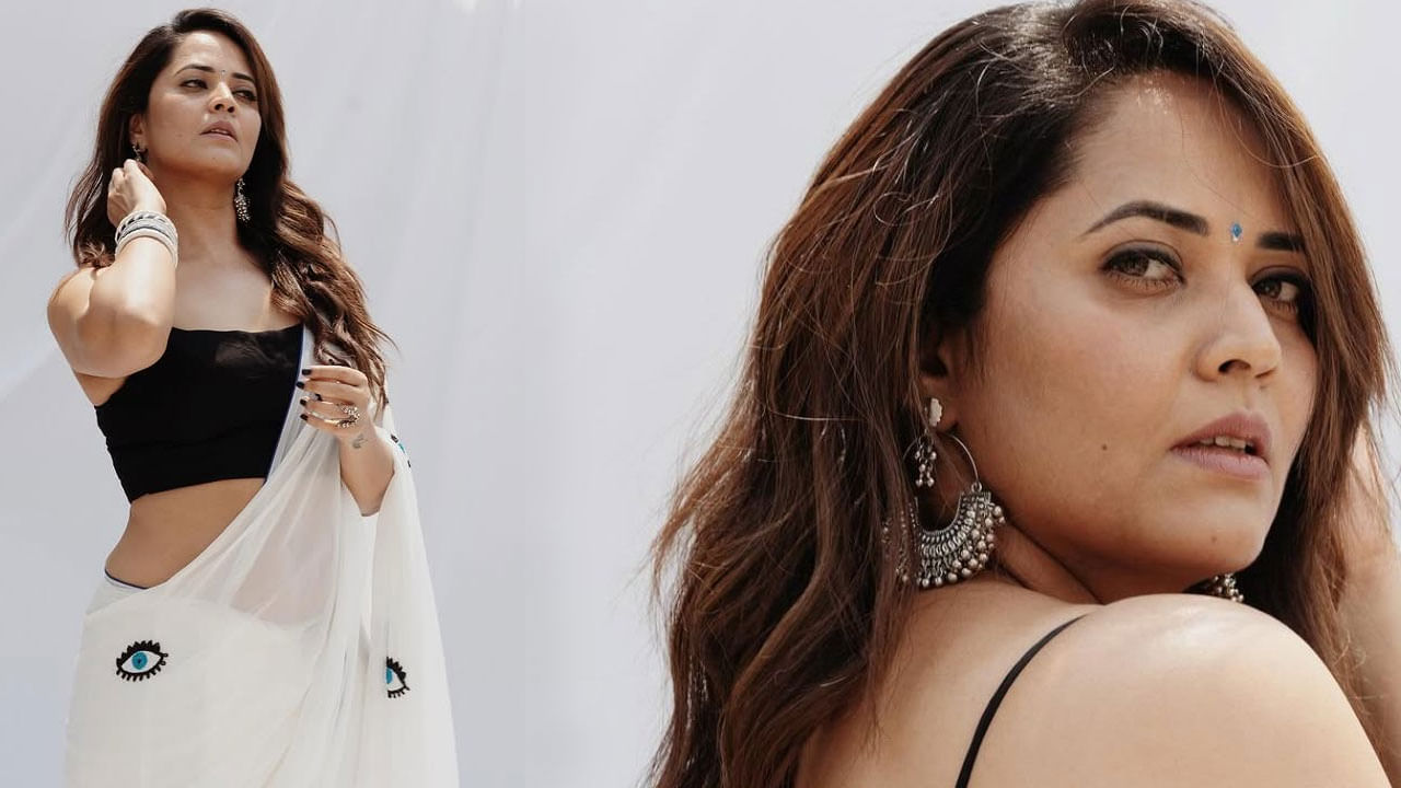 క్రేజీ యాంకర్ అనసూయ అంటే తెలియని వారు ఎవరూ ఉండరు. బుల్లితెరపై తన యాంకరింగ్, అందంతో సందడి చేసిన ఈ అమ్మడు, వెండితెరపై పలు సినిమాల్లో తన నటతో వావ్ అనిపించింది. ముఖ్యంగా రామ్ చరణ్ సుకుమార్ దర్శకత్వంలో వచ్చిన రంగస్థలం సినిమాలో నటించి మంచి ఫేమ్ సొంతం చేసుకుంది.