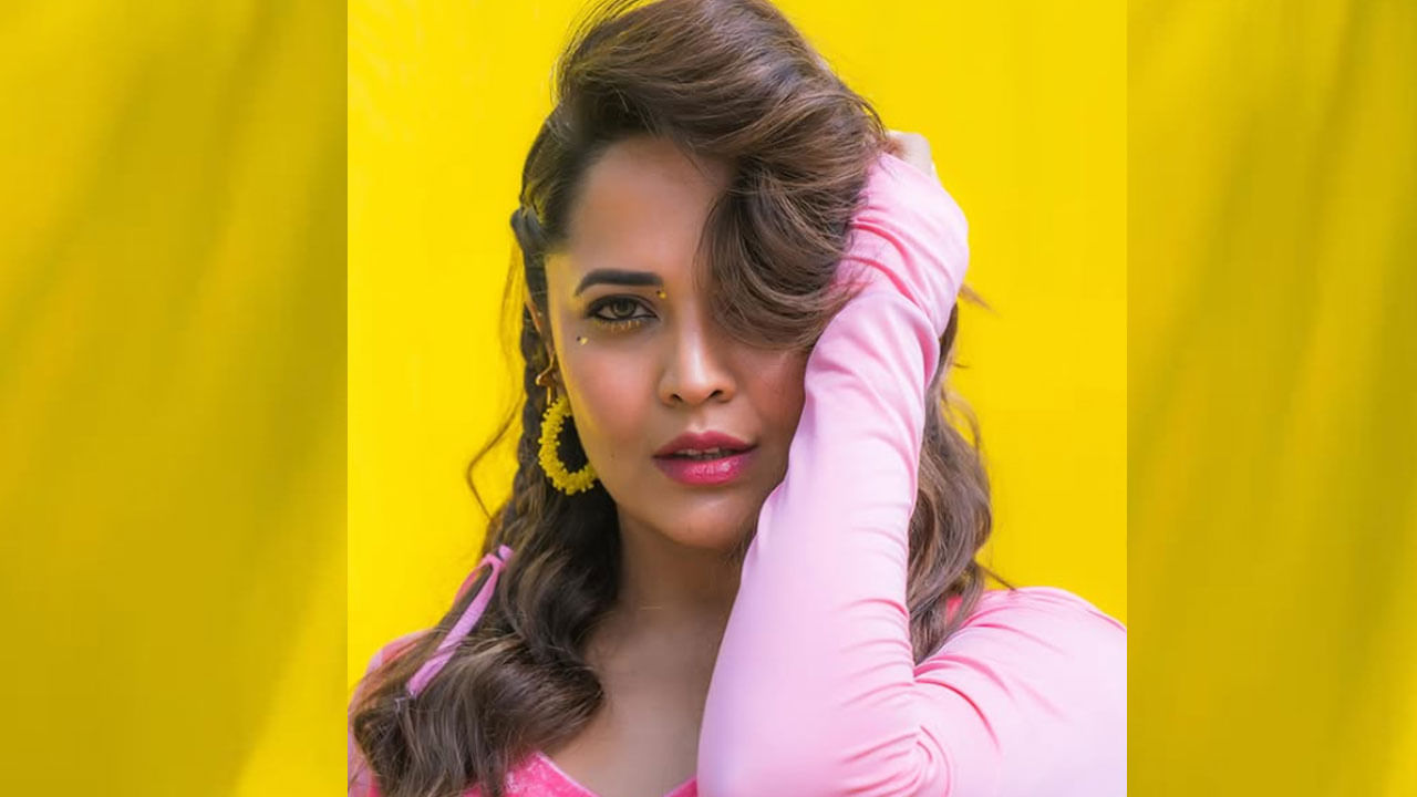 అందాల ముద్దుగుమ్మ అనసూయ గురించి ప్రత్యేకంగా చెప్పాల్సిన పని లేదు. ఈ బ్యూటీ జబర్దస్త్ ద్వారా మంచి గుర్తింపు తెచ్చుకొని, సినిమాల్లోకి ఎంట్రీ ఇచ్చి తన నటనతో ఎంతో మందిని ఆకట్టుకుంటుంది. ఇక ఎప్పుడూ సోషల్ మీడియాలో యాక్టివ్‌గా ఉండే ఈ చిన్నది తాజాగా తన అందచందాలతో కుర్రకారును మాయ చేస్తుంది.