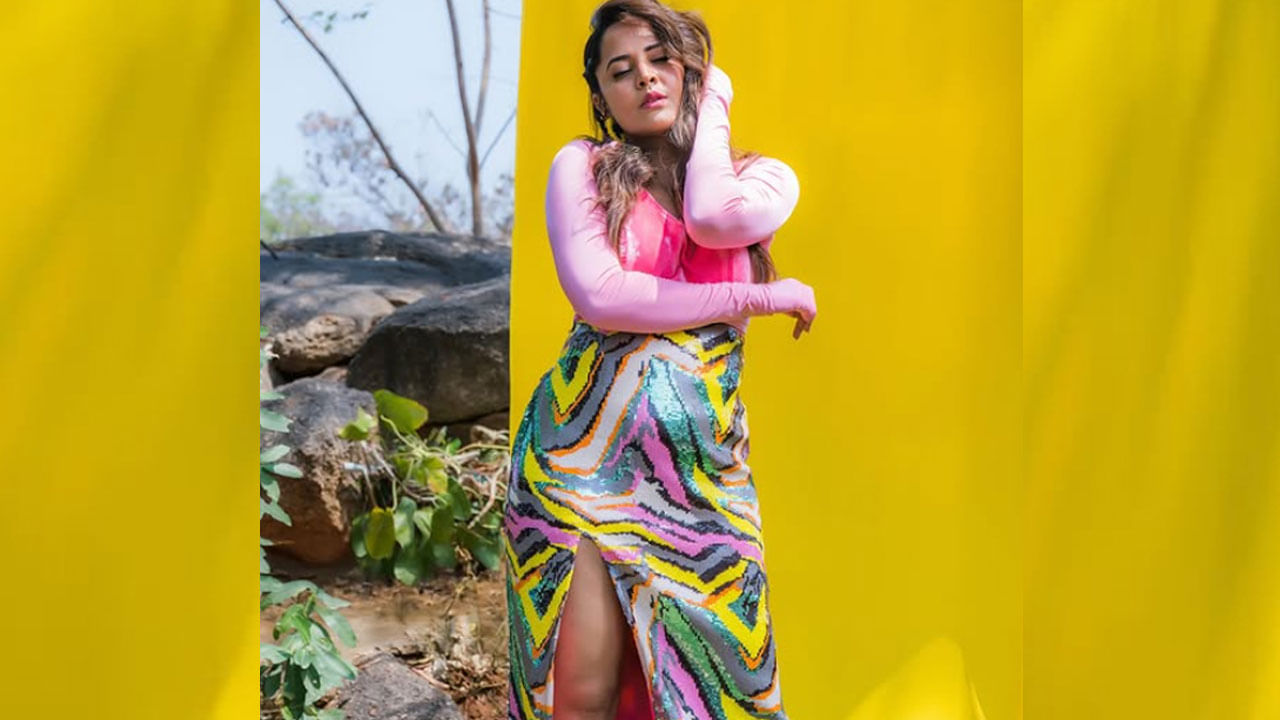 వరసగా ఆఫర్స్ రావడంతో, సినిమాలు చేస్తూ ఫుల్ బిజీ అయిపోయింది. ముఖ్యంగా పాన్ ఇండియా మూవీ పుష్ప, పుష్ప2లో దాక్షాయణి పాత్రలో తన విలనిజం చూపిస్తూ నటనా విశ్వరూపం చూపిందనే చెప్పాలి. ఇలా సిల్వర్ స్క్రీన్ పై తన నటనతో మంచి ఫేమ్ సంపాదించుకుంది.