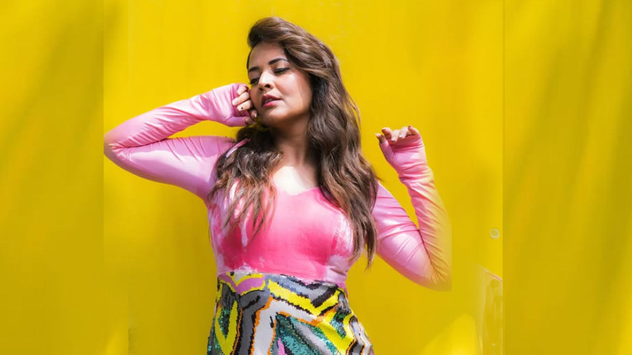 ఇక ఎప్పుడూ సోషల్ మీడియాలో చాలా యాక్టివ్‌గా ఉండే ముద్దుగుమ్మల్లో ఈ చిన్నది ముందుంటుది. తన హాట్, క్యూట్ క్యూట్ ఫొటోస్ షేర్ చేస్తూ యూత్‌కు నిద్రలేకుండా చేస్తుంది.