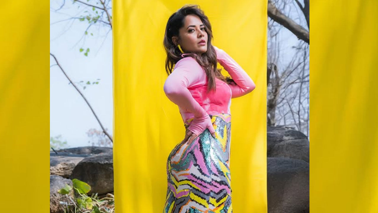 తాజాగా ఈ అమ్మడు ట్రెండీ డ్రెస్‌లో తన అందాలతో మతిపొగొడుతుంది. రంగులదుస్తుల్లో రంగమ్మత్త ఫొటోలు చూస్తే మతిపోవడం ఖాయం. ప్రస్తుతం ఈ పొటోస్ సోషల్ మీడియాలో తెగ వైరల్ అవుతున్నాయి.