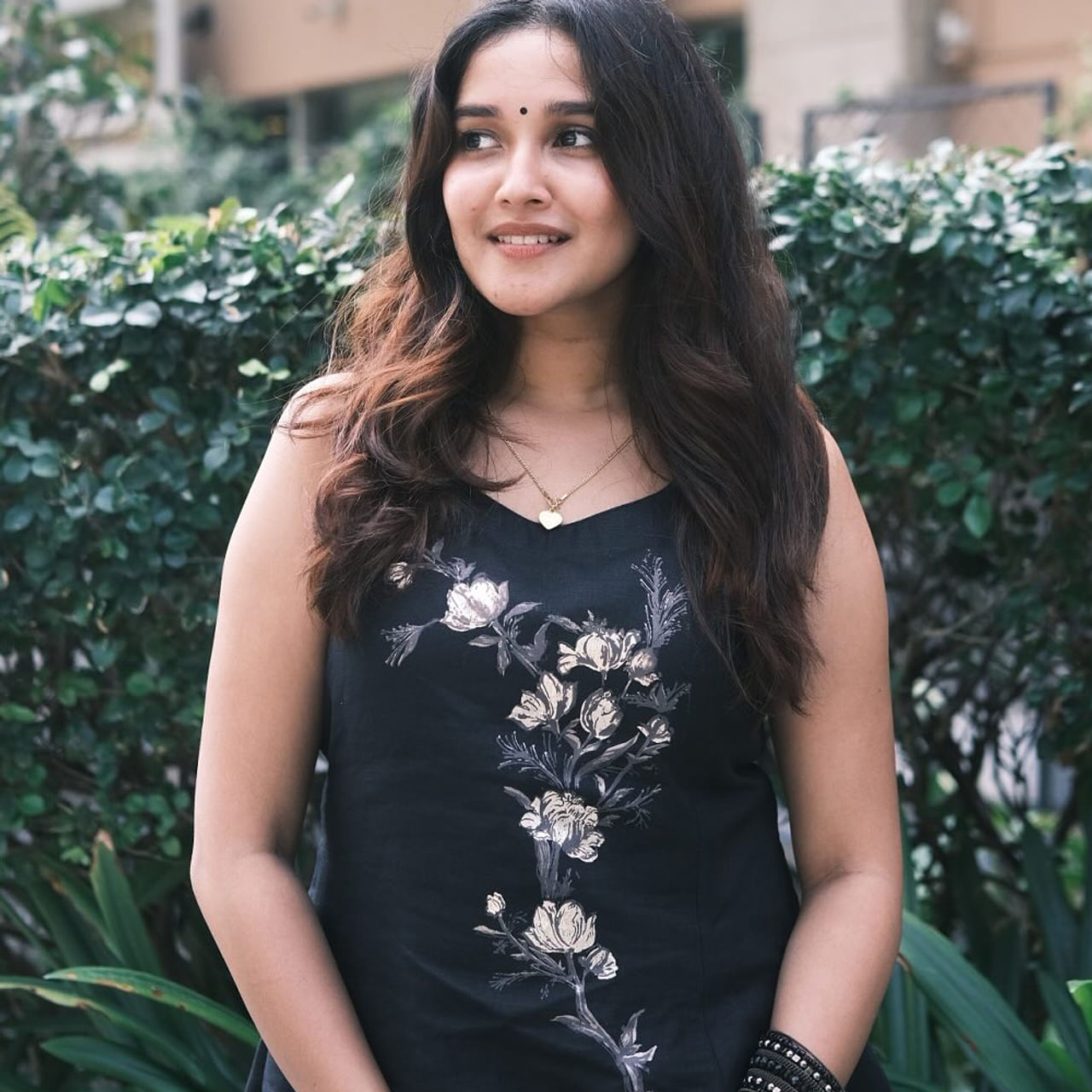 అనికా సురేంద్రన్ బాలనటిగా చిత్ర పరిశ్రమలోకి అడుగుపెట్టింది. 2019లో విడుదలైన తమిళ చిత్రం 'విశ్వాసం'లో అజిత్, నయనతారల కుమార్తె పాత్రలో నటించి ఆమె ప్రసిద్ధి చెందింది. ఈ సినిమా సూపర్ డూపర్ హిట్ అయింది. ఆ తరువాత ఆమెకు ఆఫర్స్ వచ్చాయి. 