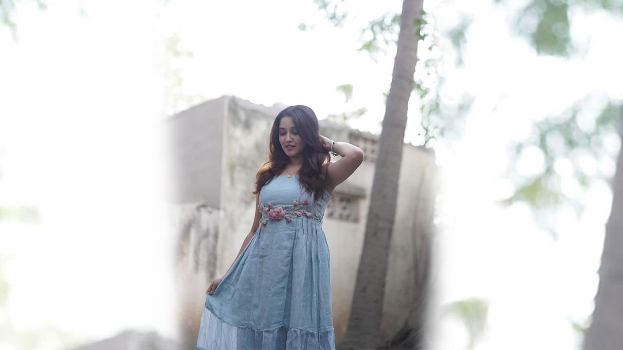 ఇక ఎప్పుడూ సోషల్ మీడియాలో యాక్టివ్‌గా ఉంటూ తన అందచందాలతో కుర్రకారును మరింత మాయ చేస్తుంది. తాజాగా గౌన్‌లో చూడటానికి చాలా అందంగా కనిపించింది.