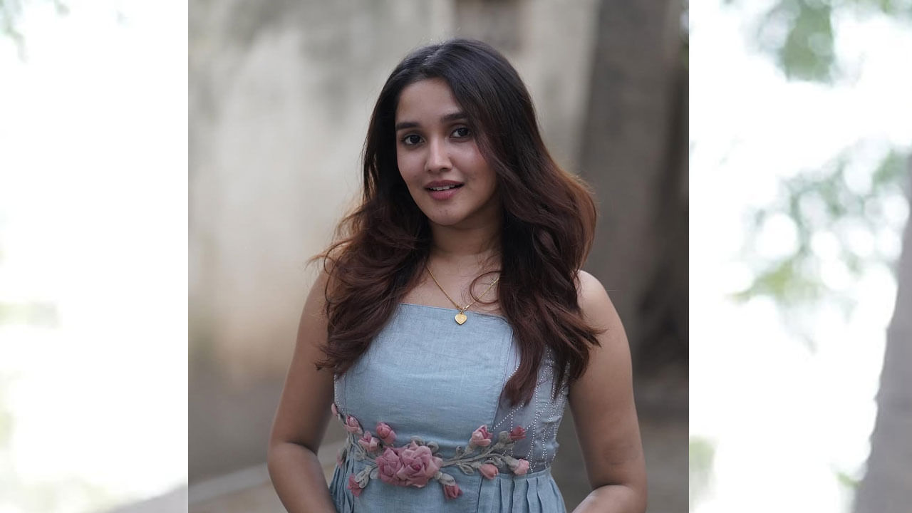 సింపుల్ లుక్‌లో క్యూట్ ‌గా స్మైలిస్తూ ఈ బ్యూటీ ఫొటోలకు ఫోజులిచ్చింది. ప్రస్తుతం ఈ పిక్స్ సోషల్ మీడియాలో తెగ వైరల్ అవుతున్నా యి.