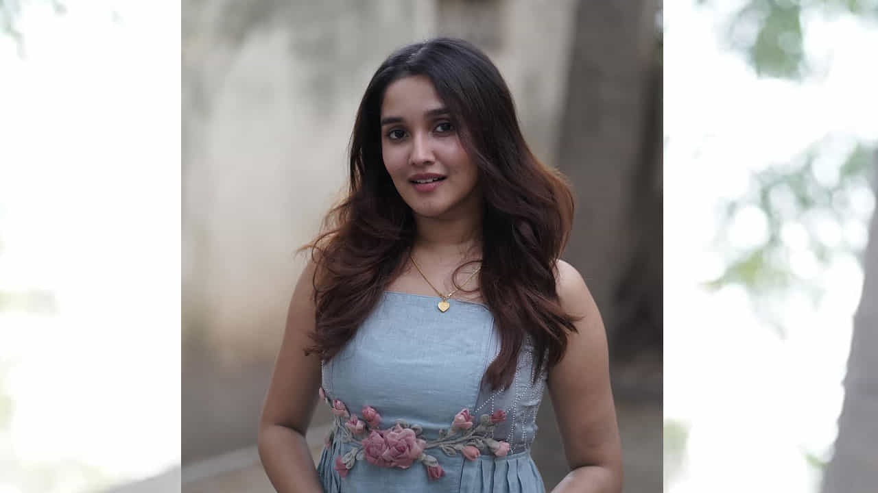 సింపుల్ లుక్‌లో క్యూట్ ‌గా స్మైలిస్తూ ఈ బ్యూటీ ఫొటోలకు ఫోజులిచ్చింది. ప్రస్తుతం ఈ పిక్స్ సోషల్ మీడియాలో తెగ వైరల్ అవుతున్నా యి.