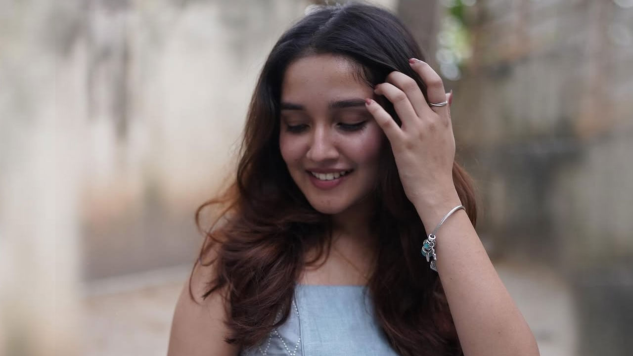 తర్వాత బుట్ట బొమ్మ సినిమాతో  హీరోయిన్‌గా వెండితెరపైకి అడుగు పెట్టి తన నటనతో మంచి ఫేమ్ సంపాదించుకుంటుంది. ఇదే కాకుండా ధనుష్ జాబిలమ్మ నీకు అంత కోపమా సినిమాతో మంచి క్రేజ్ సంపాదించుకుంది ఈ చిన్నది.