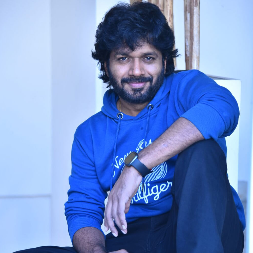 సంక్రాంతికి వస్తున్నాం తర్వాత అనిల్ రావిపూడి రేంజ్ ఆకాశమంత ఎత్తుకు చేరిపోయింది. హిట్టు కొట్టడం వేరు.. హీరో ఇమేజ్‌ను పట్టుకుని.. దానికి తగ్గట్లు కథ రాసుకుని ఇండస్ట్రీ హిట్ కొట్టడం వేరు. అనిల్ చేసింది ఇదే. 25 ఏళ్ళ తర్వాత వెంకటేష్‌తో ఇండస్ట్రీ రికార్డులు తిరగరాయించారు అనిల్. అది కూడా రొటీన్ ఫ్యామిలీ సినిమాతో..!