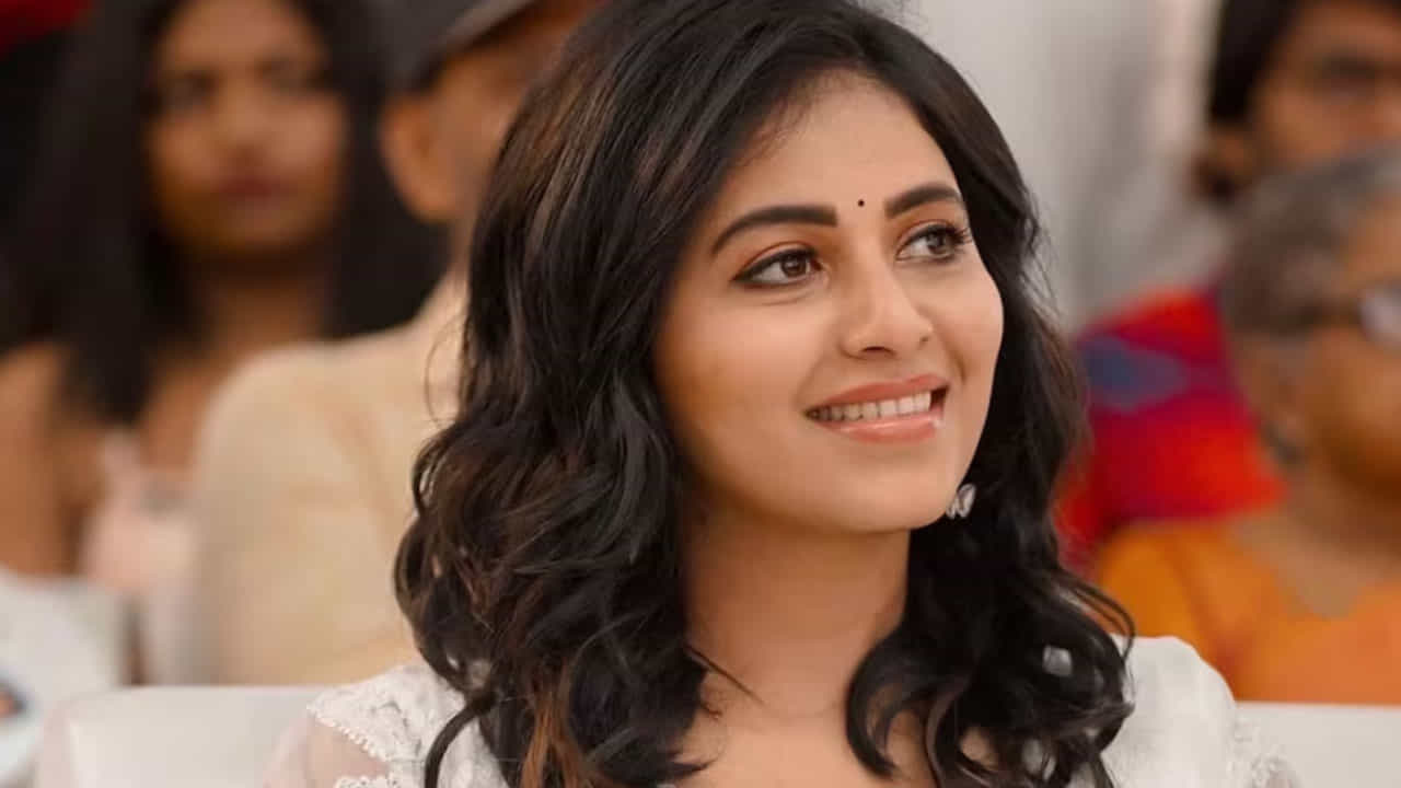 స్టైలిష్ డ్రెస్లో తన అందాలతో మతిపొగొడుతుంది ఈ చిన్నది. ప్రస్తుతం దీనికి సంబంధించిన ఫొటోలు నెట్టింట తెగ వైరల్ అవుతున్నాయి.