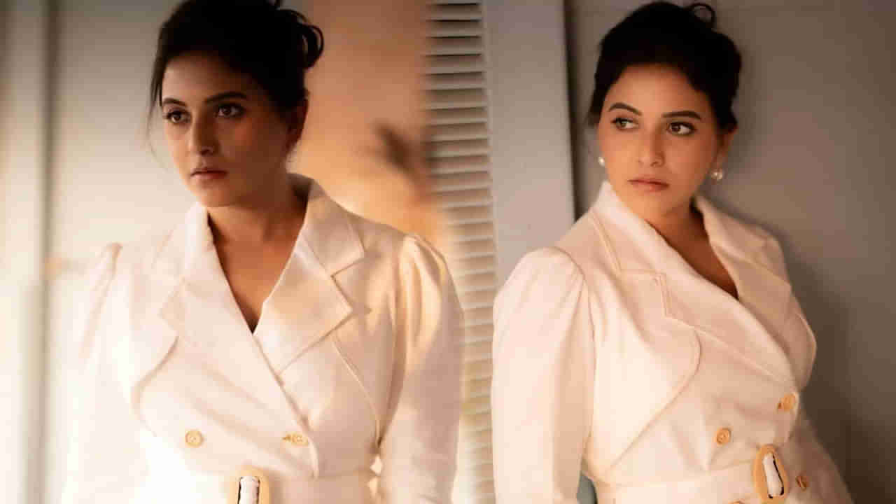 కంటి చూపుతో కుర్రాళ్లను కట్టిపడేస్తున్న అంజలి.. లేటెస్ట్ పిక్స్ వైరల్