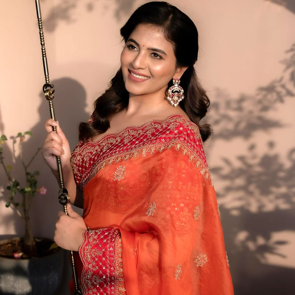 ఆతర్వాత జర్నీ సినిమాతో మంచి గుర్తింపు తెచ్చుకుంది అంజలి. అలాగే హీరోయిన్ గా పలు సినిమాల్లో నటించింది అంజలి. సూపర్ స్టార్ మహేష్ బాబు, వెంకటేష్ కలిసి నటించిన సీతమ్మ వాకిట్లో సిరిమల్లె చెట్టు సినిమాతో అంజలి మంచి క్రేజ్ సొంతం చేసుకుంది.