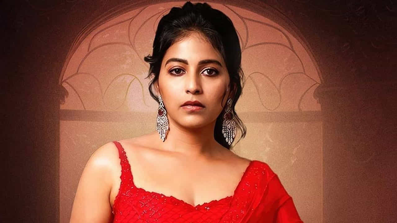 రీసెంట్గా అంజలి రామ్ చరణ్ గేమ్ ఛేంజర్ మూవీలో కీలక పాత్రలో కనిపించి తన నటనతో అందరినీ ఆకట్టుకుంది. ఇక ఎప్పుడూ సోషల్ మీడియాలో ఫుల్ యాక్టివ్గా ఉండే ఈ బ్యూటీ తాజాగా, స్టైలిష్ లుక్ లో ఫొటోలకు ఫోజులిచ్చింది.