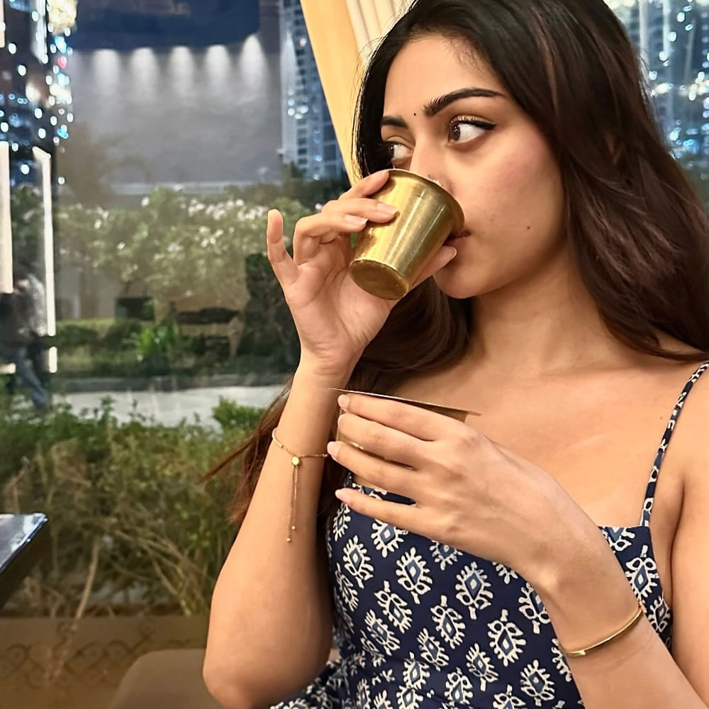 అను తండ్రి తంకచన్ ఇమ్మాన్యుయేల్, ఒక ప్రముఖ మలయాళ చిత్ర నిర్మాత. చిన్నతనంలోనే నటనపై ఆసక్తి పెంచుకున్న అను, తన సినీ ప్రస్థానాన్ని బాలనటిగా మొదలుపెట్టింది. అను తొలిసారిగా 2011లో "స్వప్న సంచారి" అనే మలయాళ చిత్రంలో బాలనటిగా కనిపించింది.