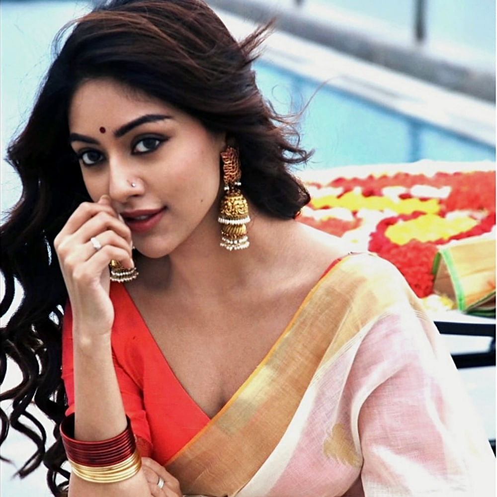 ప్రస్తుతం అను చేతిలో పెద్దగా చెప్పుకోదగ్గ సినిమాలు లేవు. దాంతో సోషల్ మీడియాలోనే ఎక్కువ సమయం గడుపుతుంది ఈ చిన్నది. తాజాగా అను ఇమ్మాన్యుయేల్ షేర్ చేసిన ఫోటోలు సోషల్ మీడియాలో వైరల్ గా మారాయి. 