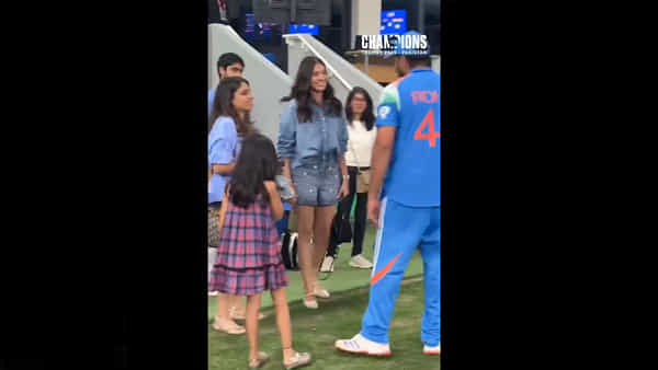 Video: ఫ్యామిలీతో రోహిత్ సెలబ్రేషన్స్.. కట్చేస్తే.. సీన్లోకి ఎంట్రీ ఇచ్చిన అనుష్క శర్మ.. ఏంచేసిందో తెలుసా?