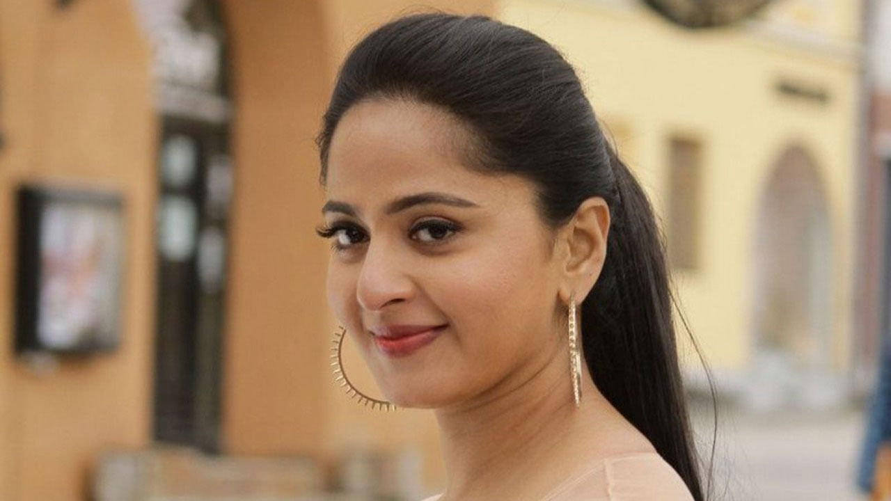 అనుష్క అంటే తెలియని వారుండరు. ఆ రోజుల్లో వరస సినిమాలతో టాలీవుడ్‌నే షేక్ చేసింది ఈ బ్యూటీ. నాగార్జున సూపర్ మూవీతో వెండితెరపైకి ఎంట్రీ ఇచ్చిన ఈ బ్యూటీ అనతి కాలంలోనే స్టార్ స్టేటస్ అందుకుంది.