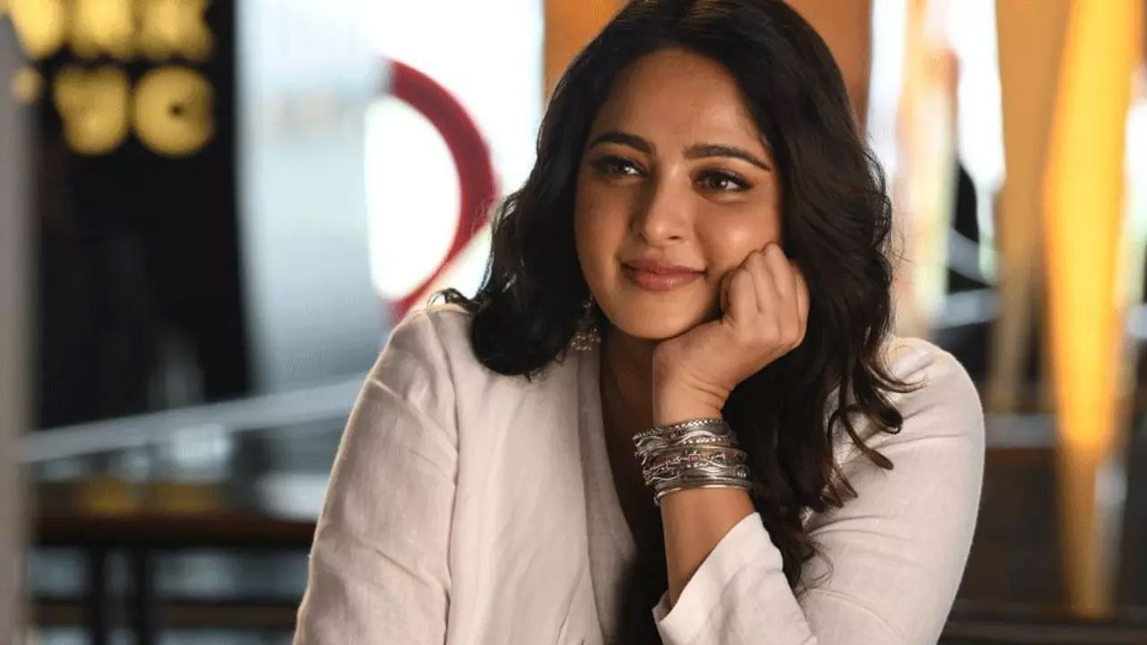 ఇక టాలీవుడ్‌లో అందరు స్టార్ హీరోల సరసన నటించి మంచి ఫేమ్ సంపాదించుకుంది. అంతే కాకుండా లేడీ ఓరియెంటెడ్ ఫిమ్స్‌లో కూడా ఈ బ్యూటీకి సాటిలేరు అనేలా తన నటతో ఆ పాత్రలకే ప్రాణం పోసింది.