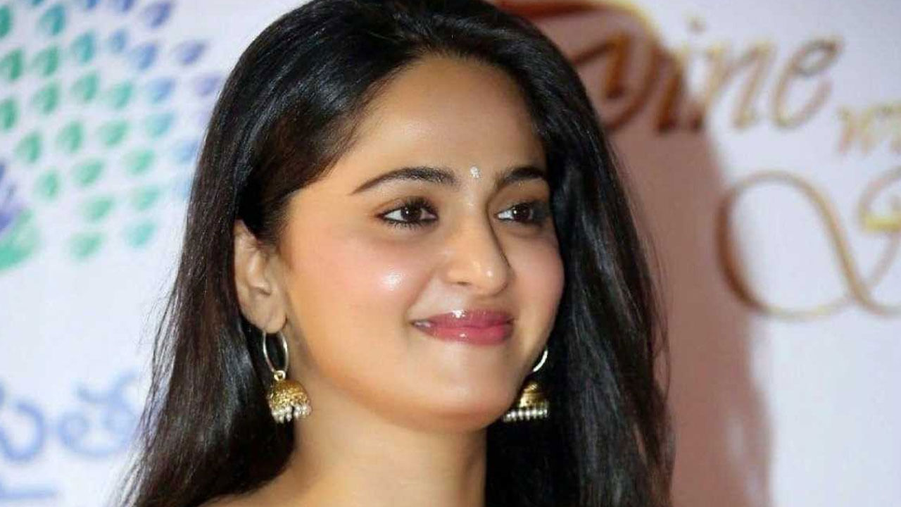 బాహుబళి వంటి సినిమాల్లో నటించి వరల్డ్ వైడ్ మరింత క్రేజ్ సంపాదించుకుంది. కానీ ఈ ముద్దుగుమ్మకు మాత్రం టాలీవుడ్‌లో అంతగా అవకాశాలు రావడం లేదు. ఘాటీ సినిమాతో తమ అభిమానులను అలరించడానికి రెడీ అయ్యింది ఈ చిన్నది.