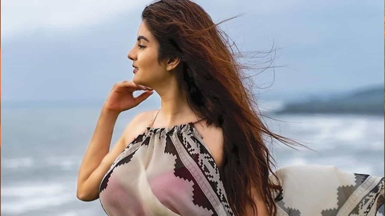 తెల్ల చీరలో చూడముచ్చటగా కనిపిస్తుంది ఈ అందాల తార. వైట్ శారీ, మల్లె పూలు పెట్టుకొని చూడటానికి చాలా బ్యూటిఫుల్ గా ఉంది. ప్రస్తుతం ఈ పిక్స్ నెట్టింట తెగ వైరల్ అవుతున్నాయి.