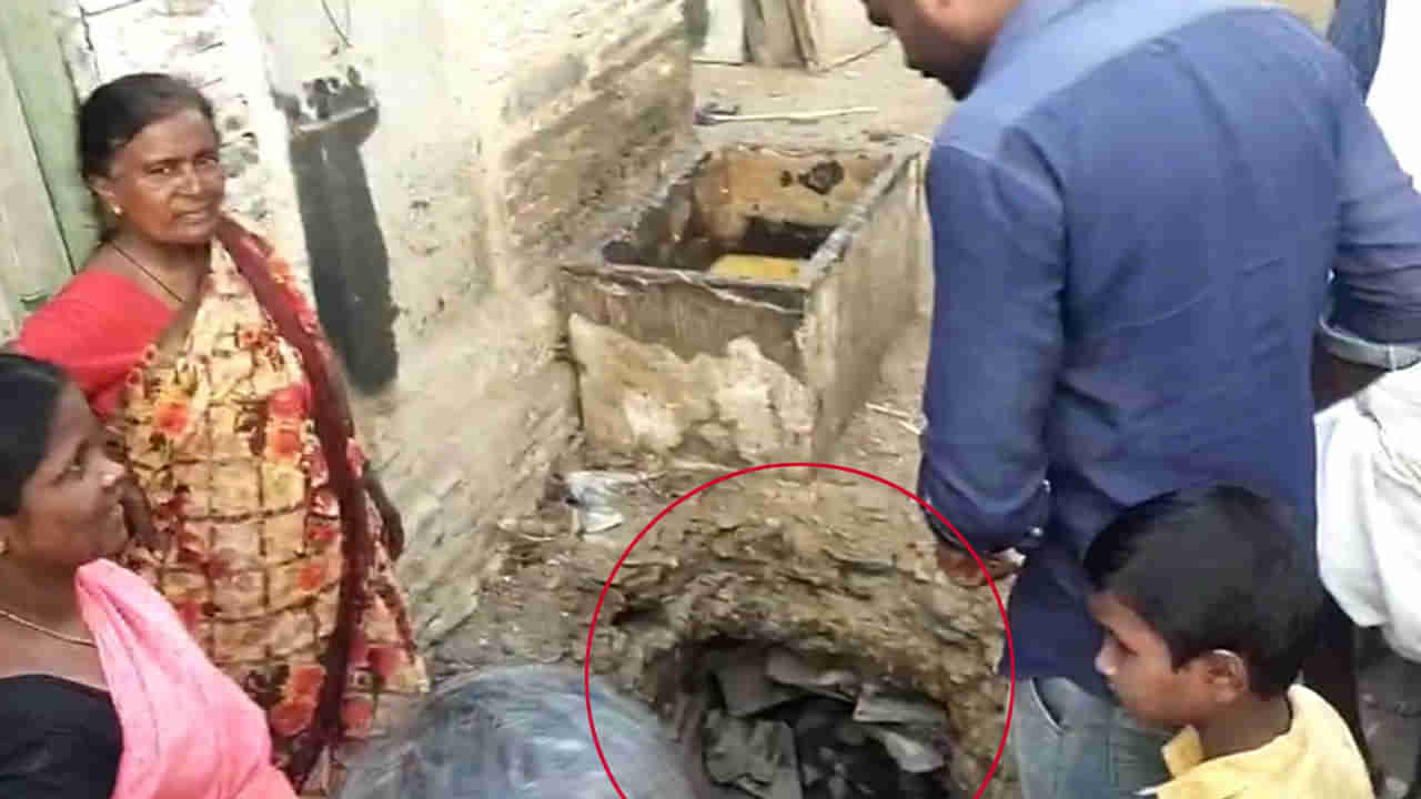 AP News: తెల్లారేసరికి ఇంటి బయట కనిపించిన పెద్ద గుంత.. అందులో ఏముందని చూడగా