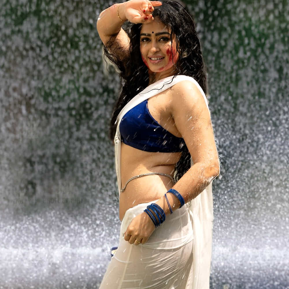 ఆర్జీవీ ఫెవరెట్ హీరోయిన్ గా మారిపోయింది. ఆయనతో వరుస సినిమాలు చేసింది అప్సరరాణి. ఈ ముద్దుగుమ్మ అసలు పేరు అంకేత మహారాణా.. కానీ ఆమె సినిమా ఇండస్ట్రీలో అప్సరా రాణిగా మంచి క్రేజ్ తెచ్చుకుంది.