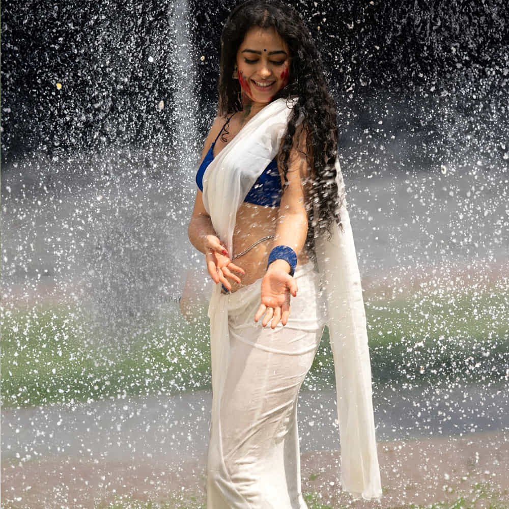 సినిమాల్లో బోల్డ్ సీన్స్ లో , రొమాంటిక్ సీన్స్ లో రెచ్చిపోయి నటిస్తుంది ఈ చిన్నది. ఇక ఆ మధ్య ఆర్జీవీ తెరకెక్కించినా డేంజర్ అనే సినిమాలో ఓ రేంజ్ లో అందాలతో రెచ్చిపోయింది అప్సర రాణి.