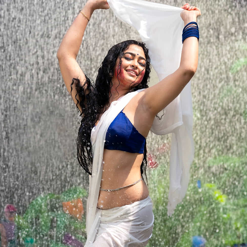 అలాగే సోషల్ మీడియాలోనూ ఈ చిన్నది సెగలు రేపే ఫోటోలు షేర్ చేస్తూ కుర్రాళ్లకు నిద్రపట్టకుండా చేస్తుంది. తాజాగా వైట్ శారీలో కొన్ని ఫోటోలు షేర్ చేసింది ఈ వయ్యారి భామ. ఈ ఫోటోలు కుర్రాళ్లకు నిద్ర పట్టకుండా చేస్తున్నాయి. 