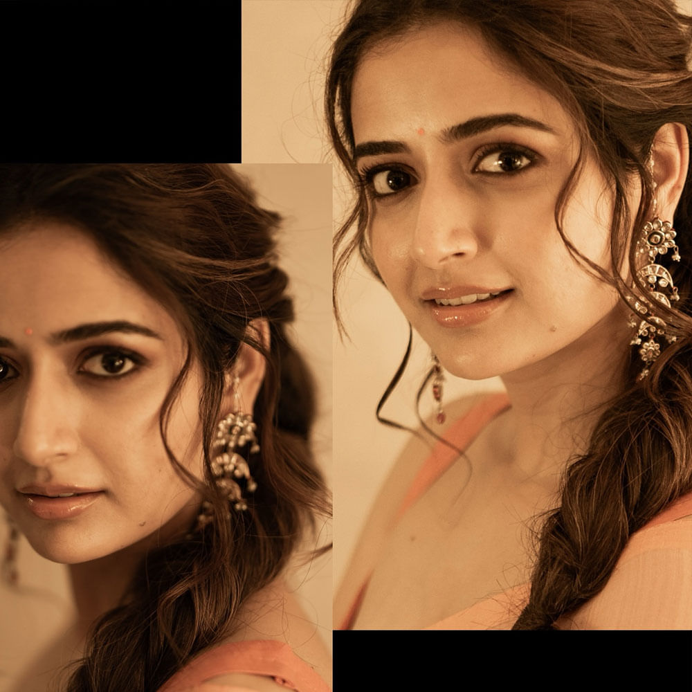 ఆ హీరోయిన్ మరెవరో కాదు.. ఆషికా రంగనాథ్. తెలుగు ప్రేక్షకులకు పరిచయం అవసరంలేని హీరోయిన్. క్రేజీ బాయ్ సినిమాతో సినీరంగంలోకి అడుగుపెట్టిన ఆషికా.. ఆ తర్వాత రాంబో 2 సినిమాతో తొలి హిట్ ఖాతాలో వేసుకుంది. 