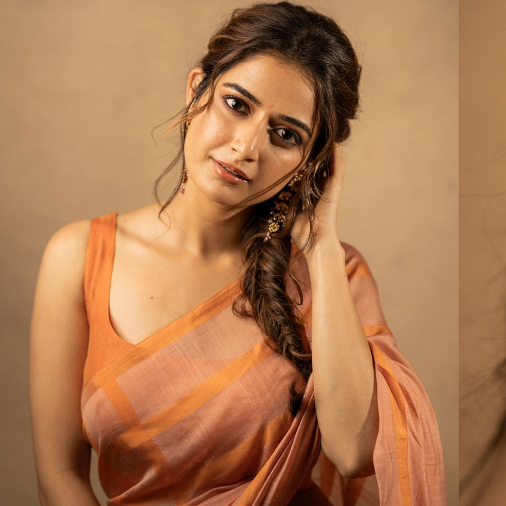 ఆ తర్వాత కన్నడలో మదగజ, అవతార పురుష, గరుడ వంటి చిత్రాల్లో నటించి మెప్పించింది. అతి తక్కువ సమయంలో ఇండస్ట్రీలో స్టార్ స్టేటస్ సంపాదించుకుంది. అలాగే పలు స్టార్ హీరోల సినిమాల్లో క్యామియో రోల్స్ తో అలరించింది. 