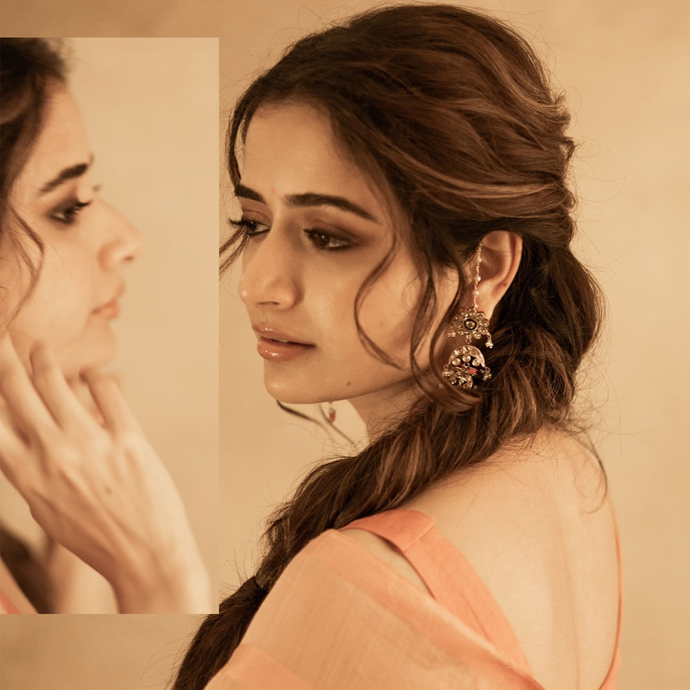 ఇక తమిళంలోకి తెరంగేట్రం చేసిన ఈ వయ్యారి.. కళ్యాణ్ రామ్  సరసన అమిగోస్ సినిమాతో తెలుగు తెరకు పరిచయమైంది. కానీ ఈ మూవీ బాక్సాఫీస్ వద్ద డిజాస్టర్ కావడంతో ఆషికాకు అంతగా గుర్తింపు రాలేదు. 