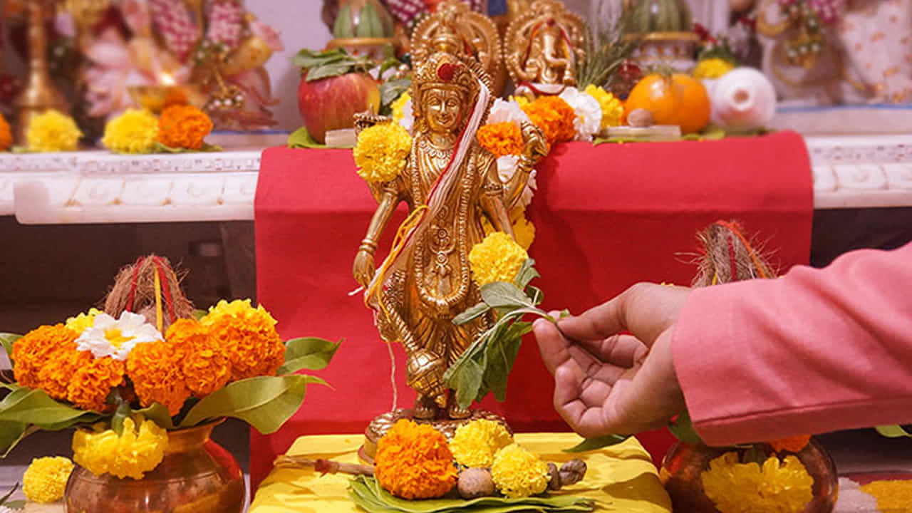 విష్ణువుకి పూజ: లోక రక్షకుడు శ్రీ మహా విష్ణువుని పూజించడంతో పాటు కొన్ని రకాల పరిహారాలను చేయడం కూడా తగిన ఫలితాలను అందిస్తుంది. విష్ణువును పూజ చేయడంతో పాటు పేదలకు ఆహారం అందించడం. పసుపు వస్తువులను దానం చేయడం వలన జాతకంలో గ్రహాల వల్ల కలిగే అడ్డంకులు తొలగిపోతాయి. ఉద్యోగ అవకాశాలు పెరుగుతాయి.