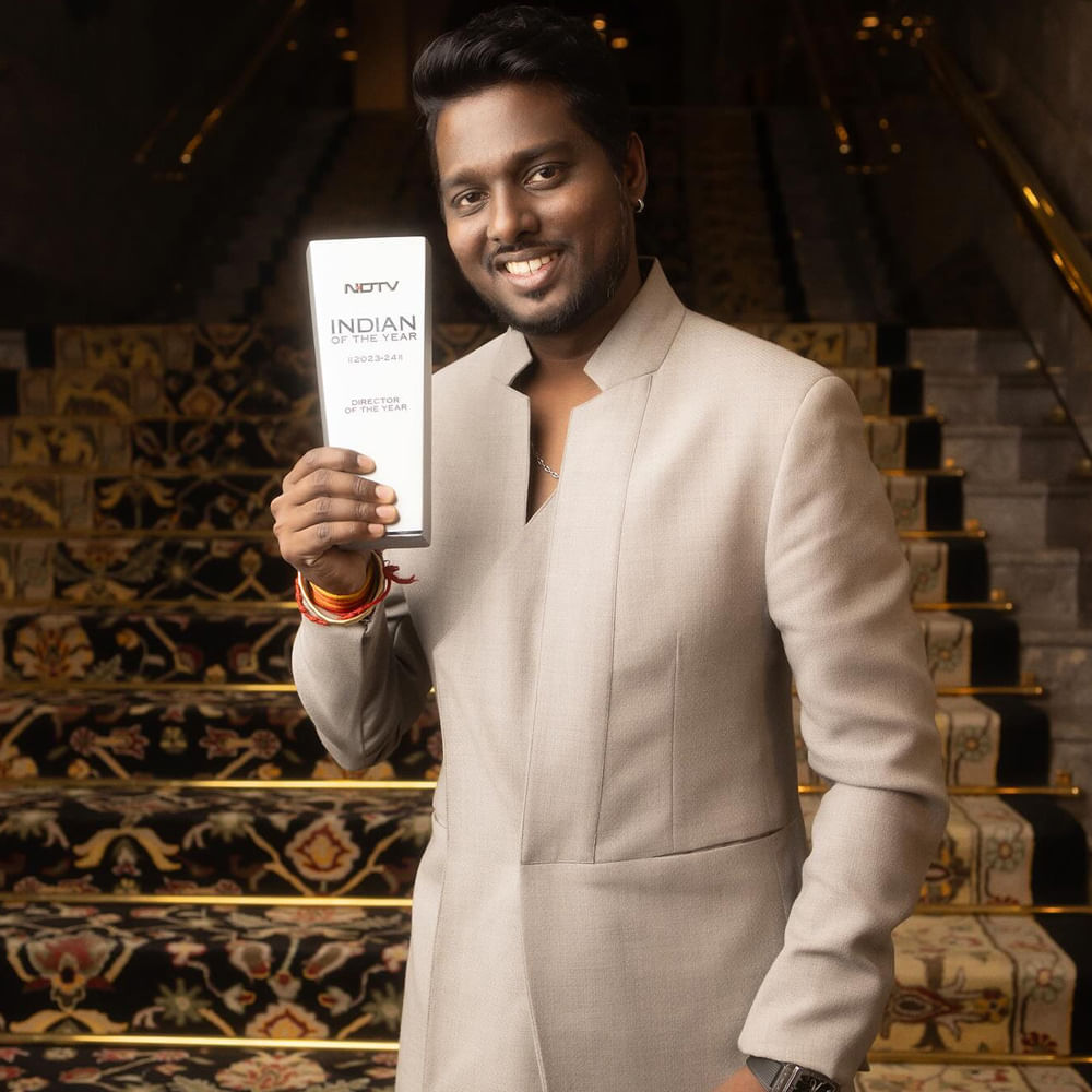 జవాన్‌తో 1000 కోట్ల హిట్ కొట్టిన అట్లీ.. ఏడాదిన్నరగా మరో సినిమాను సెట్స్‌పైకి తీసుకురాలేకపోయారు. బాలీవుడ్‌లో ఓ బడా కాంబో సెట్ చేయాలని చూసినా వర్కవుట్ కాలేదు. దాంతో అల్లు అర్జున్ వైపు చూస్తున్నారు అట్లీ. ఇక డాన్ ఫేమ్ శిబి చక్రవర్తి, నాని, మైత్రి మూవీ మేకర్స్ కాంబినేషన్‌లో ఓ క్రేజీ సినిమా రాబోతుంది. మొత్తానికి టాలీవుడ్‌ను మెల్లగా కమ్మేస్తున్నారు కోలీవుడ్ దర్శకులు.
