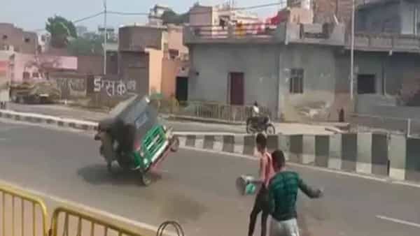 హోలీ వేడుకల్లో విషాదం.. వేగంగా వెళ్తున్న ఆటోపై రంగుల బెలూన్లు విసిరిన పిల్లలు.. ఏం జరిగిందంటే..