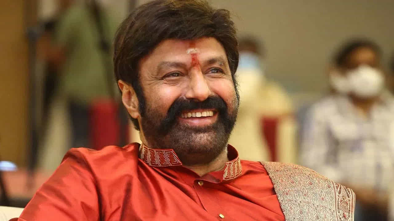 ఈ క్రమంలో బాలయ్యకు సంబంధించిన ఓ ఇంట్రెస్టింగ్ న్యూస్ నెట్టింట తెగ వైరల్ అవుతోంది. ఇంతకీ అది ఏమిటంటే. ఏ హీరోనైనా సరే హిట్ కథను ఎంచుకొని ఆ సినిమానే చేయడానికి ఇంట్రెస్ట్ చూపిస్తారు.