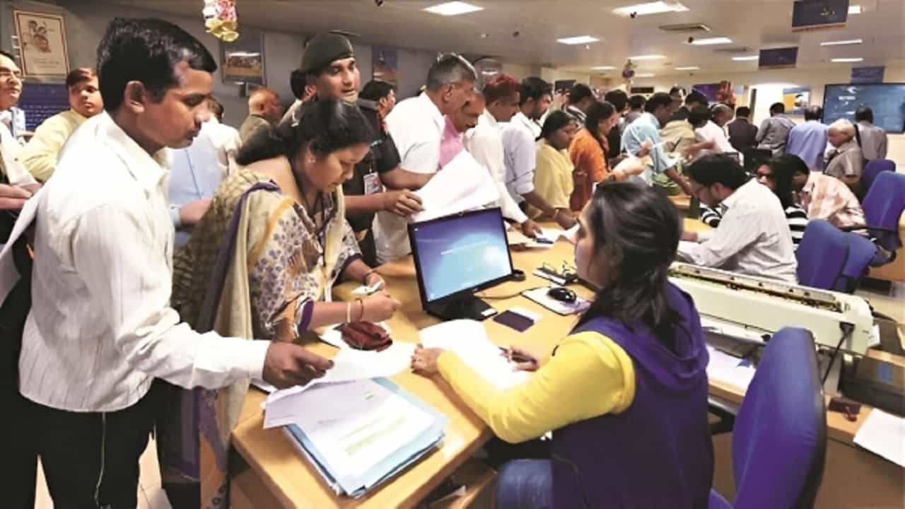 ప్రస్తుతం బ్యాంకులు ఉదయం 10 గంటల నుంచి సాయంత్రం నాలుగు గంటల వరకు నగదు లావాదేవీలతో ఇతర సేవలను పొందేందుకు ఓపెన్ చేసి ఉంటున్నాయి. అయితే ఈ విధానం వల్ల ఇతర ఉద్యోగులకు బ్యాంకు సేవలను పొందడం కష్టంగా ఉంటుంది.