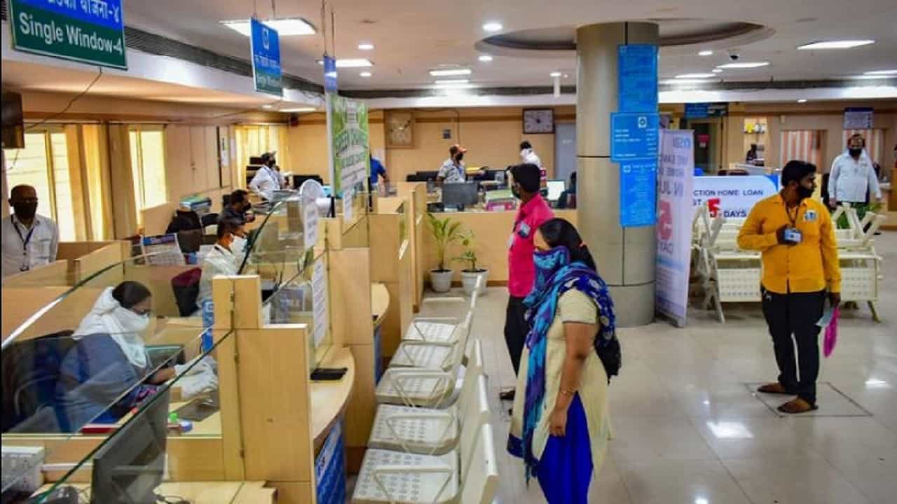 ముఖ్యంగా ఇతర శాఖల ఉద్యోగులతో పాటు రోజు వారీ పనులకు వెళ్లే ప్రజలు సైతం బ్యాంకు సేవలను వినియోగించుకోవాలంటే కచ్చితంగా సెలవు పెట్టాల్సి వస్తుందని, సాయంత్రం నాలుగు గంటల తర్వాత కూడా బ్యాంకులు ఉండేలా చర్యలు తీసుకోవాలని కోరుతున్నారు.