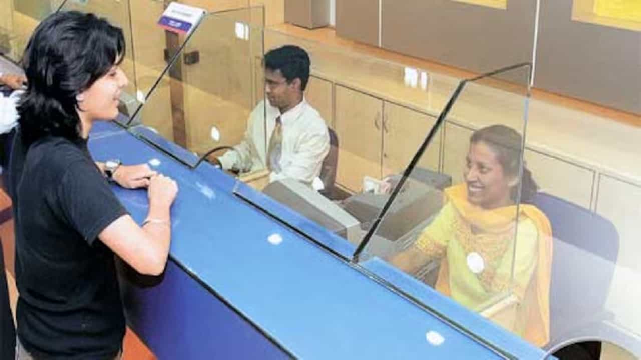 బ్యాంకింగ్ ఉద్యోగుల ప్రతిపాదనలతో పాటు సామాన్యుల డిమాండ్ మేరకు కేంద్రం ప్రభుత్వం కీలక నిర్ణయం తీసుకోనుంది. బ్యాంకులకు ప్రతి శని, ఆదివారాల్లో సెలవు ఇవ్వనుంది.
