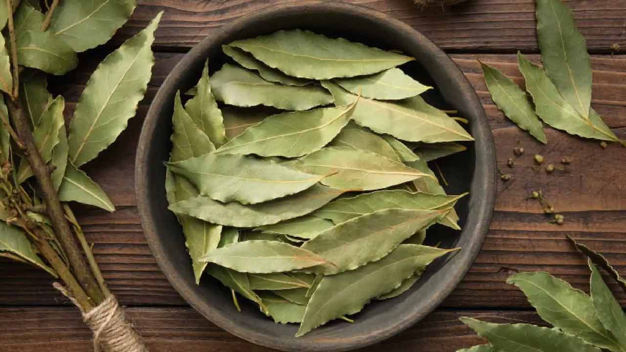 బిర్యాని ఆకుల్లో యాంటీ ఇన్‌ఫ్లమేటరీ గుణాలు పుష్కలంగా ఉంటాయి. ఇవి వాపు, చర్మం ఎరుపెక్కడం వంటి సమస్యలను తొలగిస్తాయి. బిర్యాని ఆకులు తీసుకుంటే ఆర్థరైటిస్, జాయింట్ పెయిన్స్ తగ్గుతాయి. బిర్యాని ఆకుల్లో ఉండే పోషకాలు షుగర్‌ను కంట్రోల్‌ చేస్తాయి. బిర్యాని ఆకులను రెగ్యులర్‌గా తీసుకుంటే టైప్‌-2 డయాబెటిస్ నుంచి రక్షణ లభిస్తుంది.