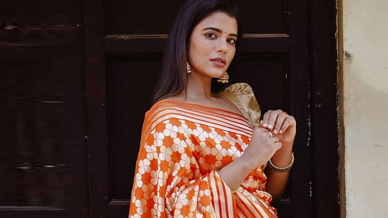 ఈ వయ్యారి తల్లిదండ్రుల నలుగురు సంతంలో ఆమె చిన్నది. వీరిలో ఇద్దరు అన్నలు ఆమె యుక్తవయస్సులో మరణించారు. ఆమె తాత అమర్‌నాథ్ కూడా తెలుగు సినిమా నటుడు. ఆమె అత్త శ్రీ లక్ష్మి 500 పైగా తెలుగు చిత్రాల్లో హాస్యనటిగా చేసింది.