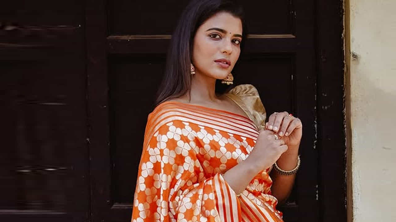 ఈ వయ్యారి తల్లిదండ్రుల నలుగురు సంతంలో ఆమె చిన్నది. వీరిలో ఇద్దరు అన్నలు ఆమె యుక్తవయస్సులో మరణించారు. ఆమె తాత అమర్‌నాథ్ కూడా తెలుగు సినిమా నటుడు. ఆమె అత్త శ్రీ లక్ష్మి 500 పైగా తెలుగు చిత్రాల్లో హాస్యనటిగా చేసింది.
